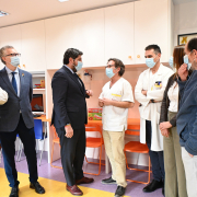 El presidente del Gobierno regional, Fernando López Miras, visitó hoy el servicio de Oncohematología Pediátrica del ...