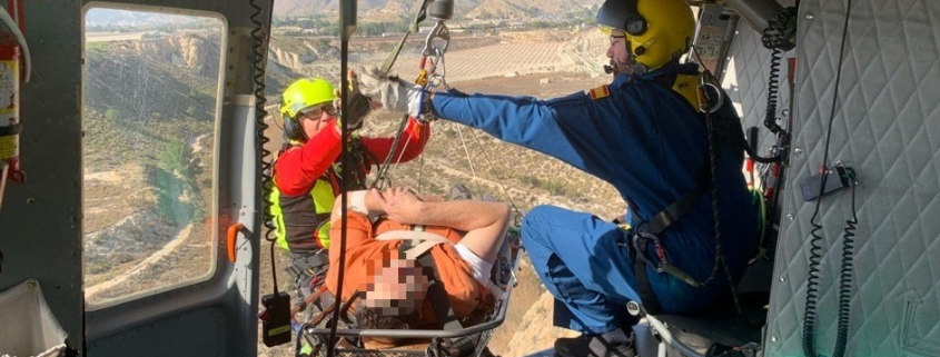 Servicios de emergencia rescatan y trasladan al excursionista al Hospital de Ulea