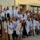 Alumnos de la sexta promoción de la Diplomatura en Medicina de la UCAM, en el campus de Murcia, frente a su Facultad.