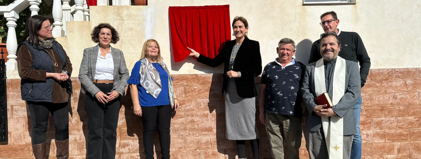 El alcalde de Archena y los propietarios de la casa descubren una placa conmemorativa donde nació y vivió la Iluminada de La Algaida