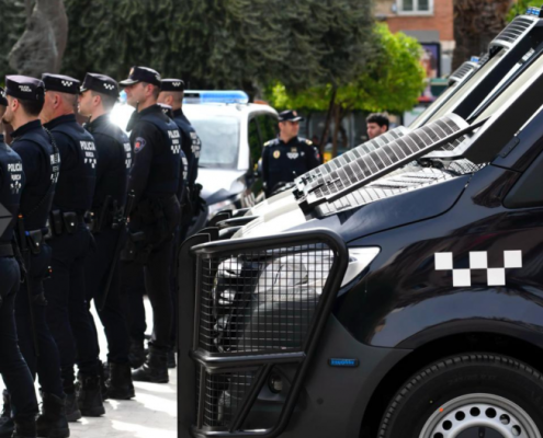 Una de las nuevas camionetas en primer plano con agentes del grupo especial de seguridad ciudadana ha formado el fondo