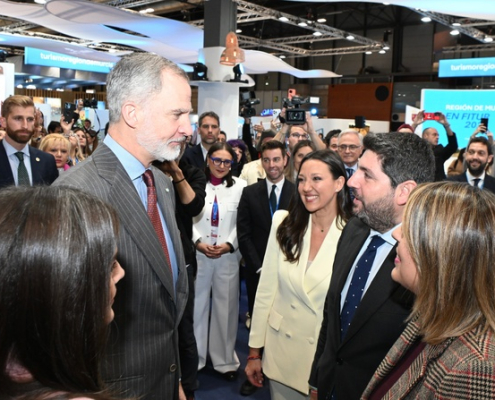 Los reyes de España visitan el puesto institucional de la región de Murcia en Fittur