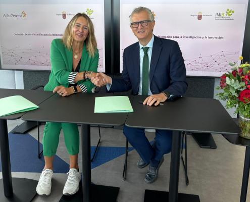 El consejero de Salud, Juan José Pedreño, suscribió hoy el acuerdo con la directora de Asuntos Corporativos y Acceso ...