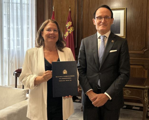 El presidente de la Asamblea Regional, Visitation Martínez, recibe la actividad de la actividad 2024 de la oficina del fiscal superior de la región de Murcia del fiscal superior, José Luis Díaz Manzanera
