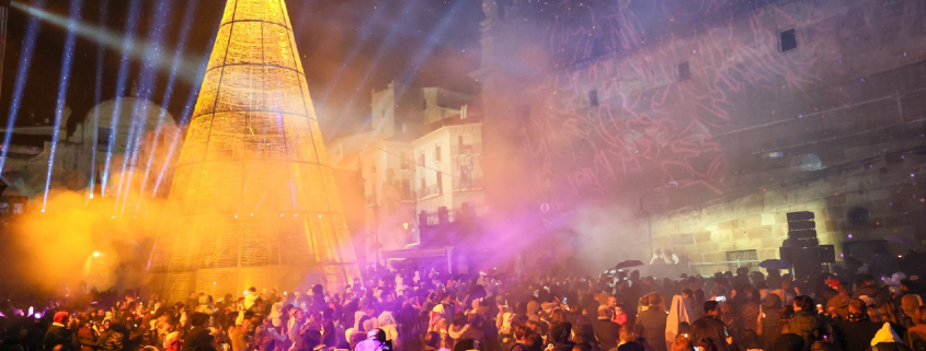 El entusiasmo de cientos de niños en Lorca crea suficiente magia para que Papá Noel se dirija a la Plaza de España