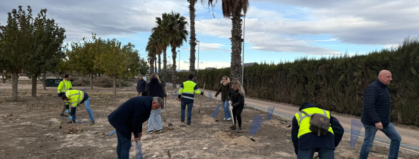 Aguas de Lorca impulsa un proyecto de revegetación de la EDAR de La Hoya con la plantación de un centenar de árboles autóctonos