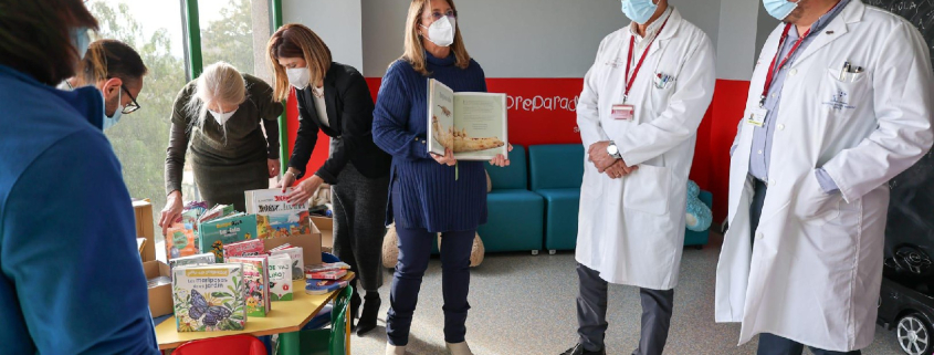 El Hospital Rafael Méndez de Lorca recibe medio centenar de nuevos libros infantiles