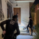 El operativo especial del Ayuntamiento con la Policía Local de San Cristóbal realiza el desalojo de otras dos viviendas y detiene a los presuntos autores de un hurto.