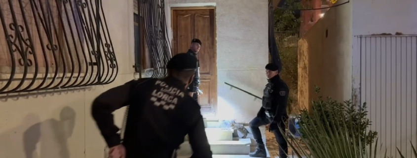 El operativo especial del Ayuntamiento con la Policía Local de San Cristóbal realiza el desalojo de otras dos viviendas y detiene a los presuntos autores de un hurto.