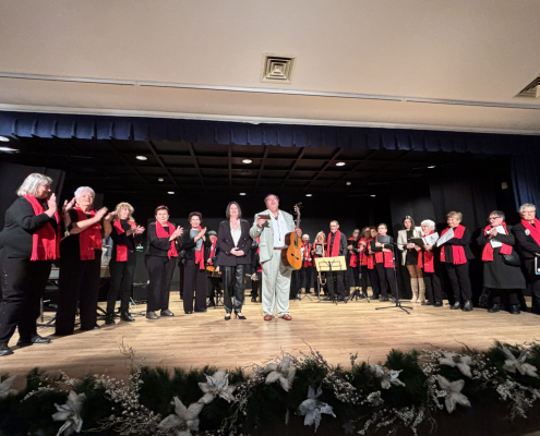El Encuentro de Coros de Navidad reúne a cuatro agrupaciones en el escenario de la Casa de Adoración...