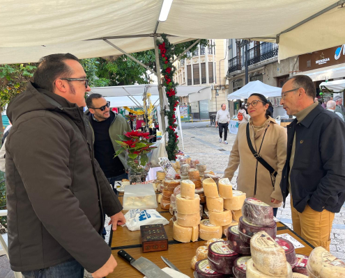 Amplia variedad de productos artesanales en el tradicional mercado navideño