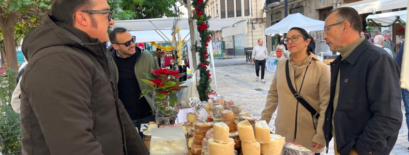 Amplia variedad de productos artesanales en el tradicional mercado navideño