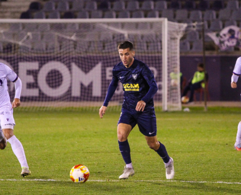 Urcelay conduciendo el balón