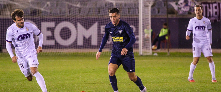 Urcelay conduciendo el balón