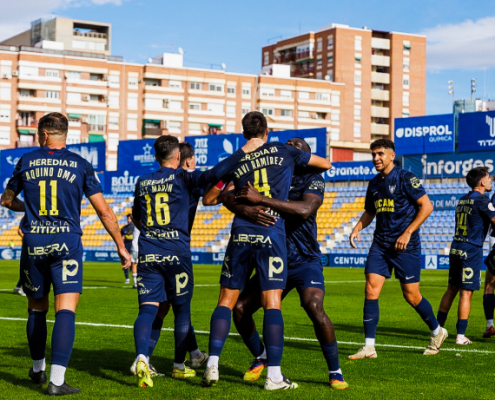 Celebración del equipo para sumar una victoria más en el Estardio Heredia 21 La Condomina