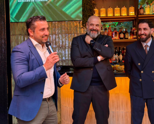 José Luis Mendoza y Juan Pablo Mendoza dando el tradicional brindis