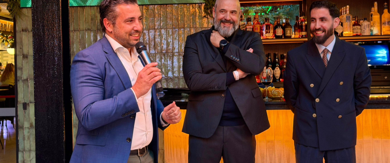 José Luis Mendoza y Juan Pablo Mendoza dando el tradicional brindis