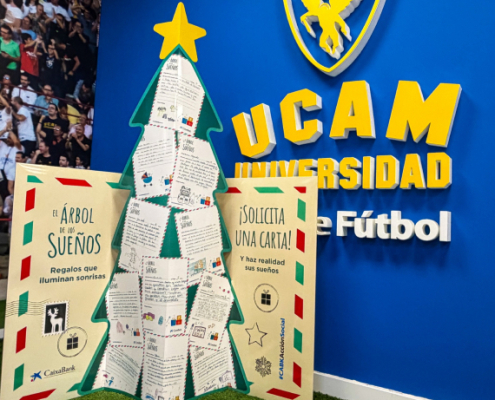 El árbol de ensueño de Caixabank en el estadio Heredia 21 La Condomina