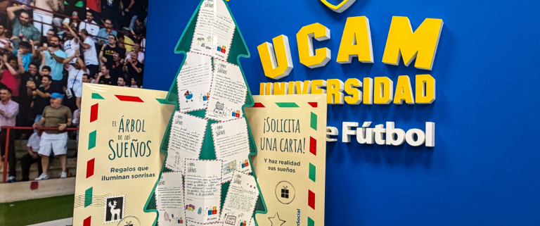 El árbol de ensueño de Caixabank en el estadio Heredia 21 La Condomina