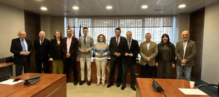 El presidente de la Comunidad de Regantes de Cartagena, Manuel Martínez Madrid, con miembros de la Comisión Especial de Estudio sobre la situación del trasvase Tajo-Segura tras las últimas medidas anunciadas por el Ministerio de Transición Ecológica