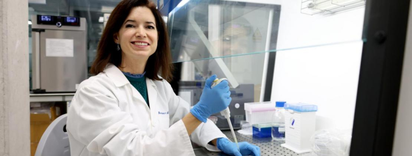 Isabel Martínez Alcalá, investigadora de la UCAM, en el Laboratorio de Microbiología UCAM HiTech.