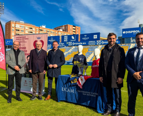 Foto de familia para presentar el nuevo partido benéfico a favor de Cáritas