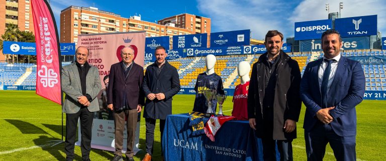 Foto de familia para presentar el nuevo partido benéfico a favor de Cáritas