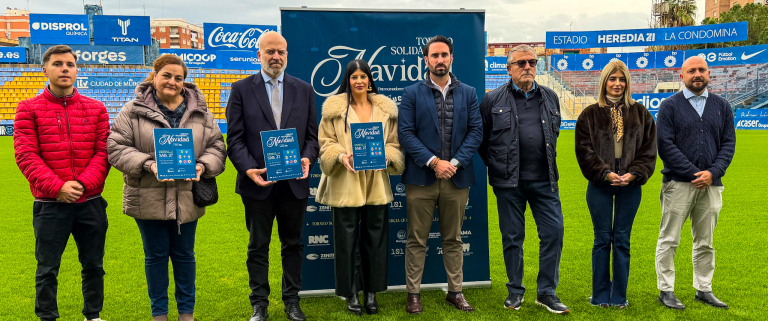 Fotografía de presentación sobre el césped del estadio Heredia 21 La Condomina