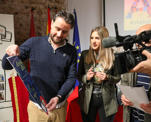 La propuesta gratuita “Neón Arte y Vino” vuelve a Lorca, esta vez en pareja, para fomentar la creatividad de los jóvenes