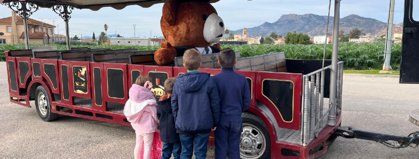 El 'Expreso Real' inicia su recorrido por los barrios de Cazalla, donde recogerá las cartas de los niños con sus peticiones a los Reyes Magos