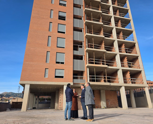 La reactivación de las obras de una torre de apartamentos junto al Campus Universitario permitirá incorporar 46 nuevas viviendas a la cartera inmobiliaria del municipio