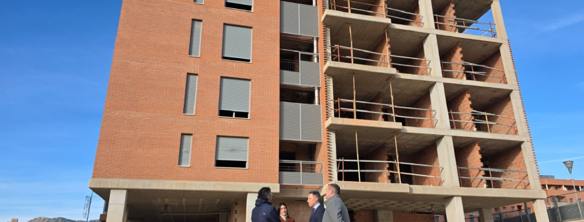 La reactivación de las obras de una torre de apartamentos junto al Campus Universitario permitirá incorporar 46 nuevas viviendas a la cartera inmobiliaria del municipio