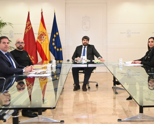 El jefe del Ejecutivo autonómico, Fernando López Miras, se reúne con el nuevo presidente de la Asociación Interprofesional del Limón y el Pomelo (Ailimpo),...