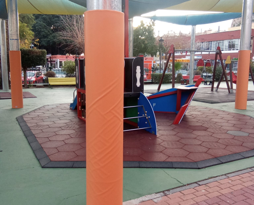 Las superficies acolchadas ya han sido instaladas en las estructuras de sombra de Robles Vives.