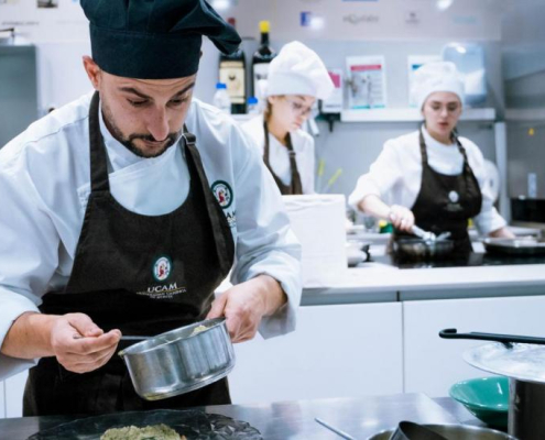 Alumnos de Licencia de Gastronomía UCAM en el GastroLab.
