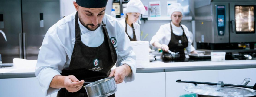 Alumnos de Licencia de Gastronomía UCAM en el GastroLab.