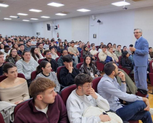 Estudiantes durante una reunión informativa sobre ERASMUS.