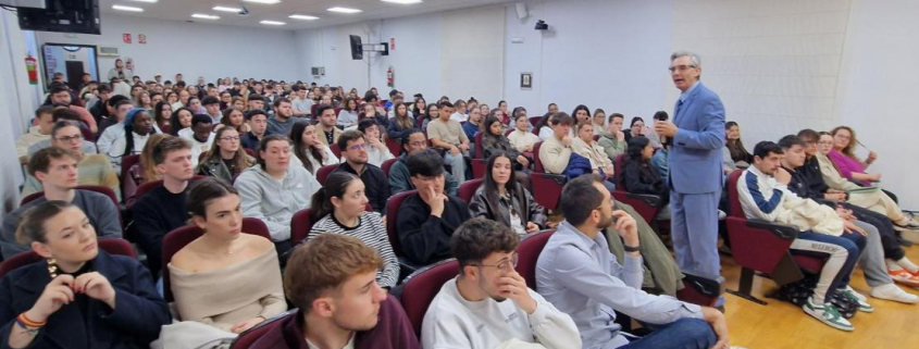 Estudiantes durante una reunión informativa sobre ERASMUS.