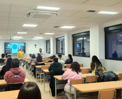Alumnos online en una de las aulas del Campus UCAM-COE Torrejón en el primer día de exámenes