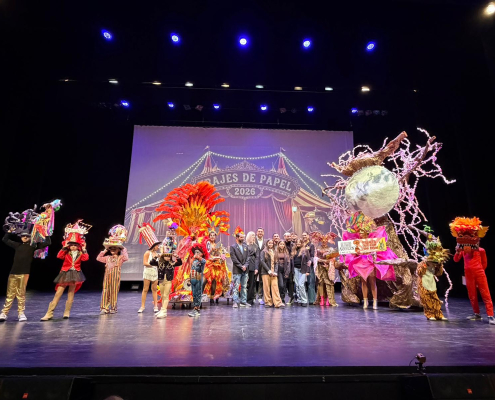 “Floral Dream” gana el primer premio en el concurso de disfraces de papel