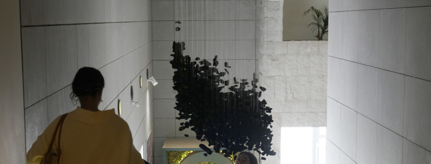 Una escultura colgante de Antonio Navarro en la Facultad de Comunicación y Documentación