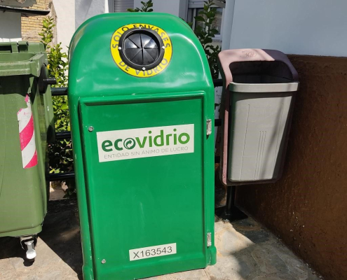 M. Ambiente Molina Campaña Ecovidrio instalación de cubrecubos en calles de difícil acceso 2026 Foto