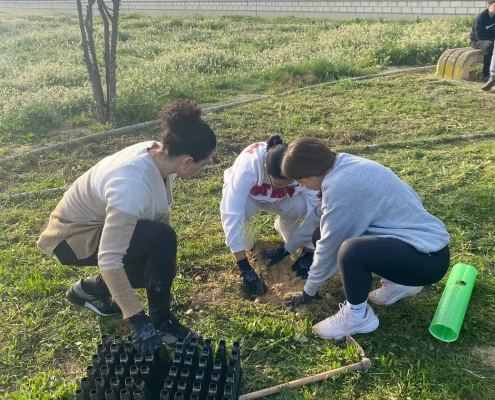 El Ayuntamiento planta 25 nuevos pinos en el entorno del río Mota con la colaboración del IES Francisco Salzillo