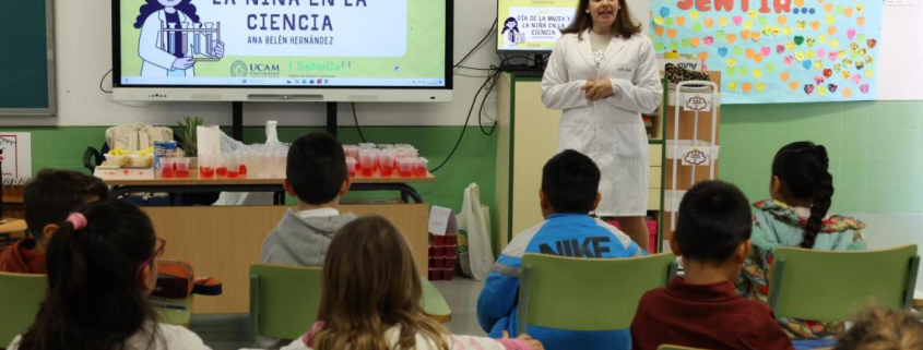 Ana Belén Hernández, investigadora de la UCAM, durante su intervención esta mañana en el CEIP La Cruz (Totana).