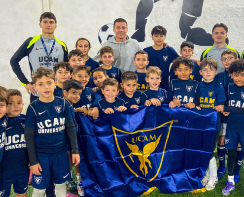 Dani Aquino visita la escuela técnica del UCAM Murcia CF