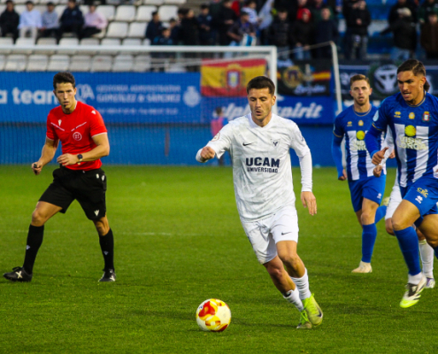 Urcelay conduciendo el balón