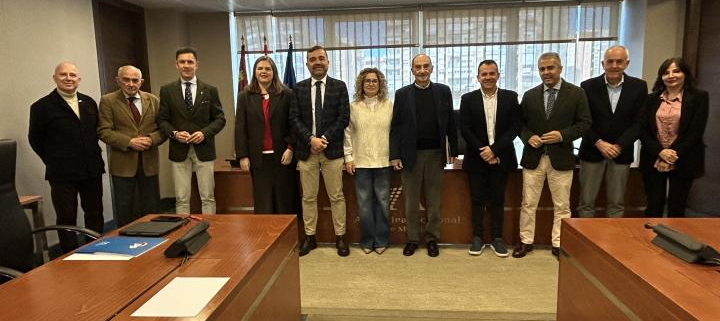 El expresidente de la CHS, José Salvador Fuentes Zorita, con los miembros de la Comisión Especial de Estudio sobre la situación del trasvase Tajo-Segura tras las últimas medidas anunciadas por el Ministerio de Transición Ecológica