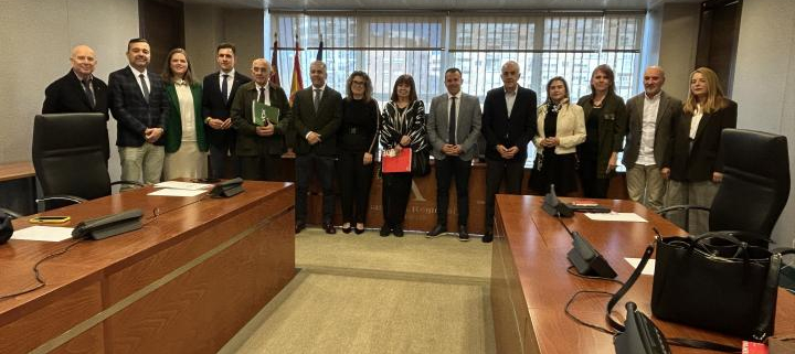 La exministra de Medio Ambiente, Cristina Narbona Ruiz, con miembros de la Comisión Especial de Estudio sobre la situación del trasvase Tajo-Segura tras las últimas medidas anunciadas por el Ministerio de Transición Ecológica