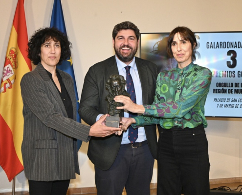 El presidente de la Comunidad, Fernando López Miras, recibe a Eva Libertad y Nuria Muñoz, directora y productora de “Sorda”
