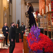 López Miras, durante el tradicional beso del Cristo del Rescate, celebrado cada primer viernes de marzo en la iglesia de San Juan Bautista...